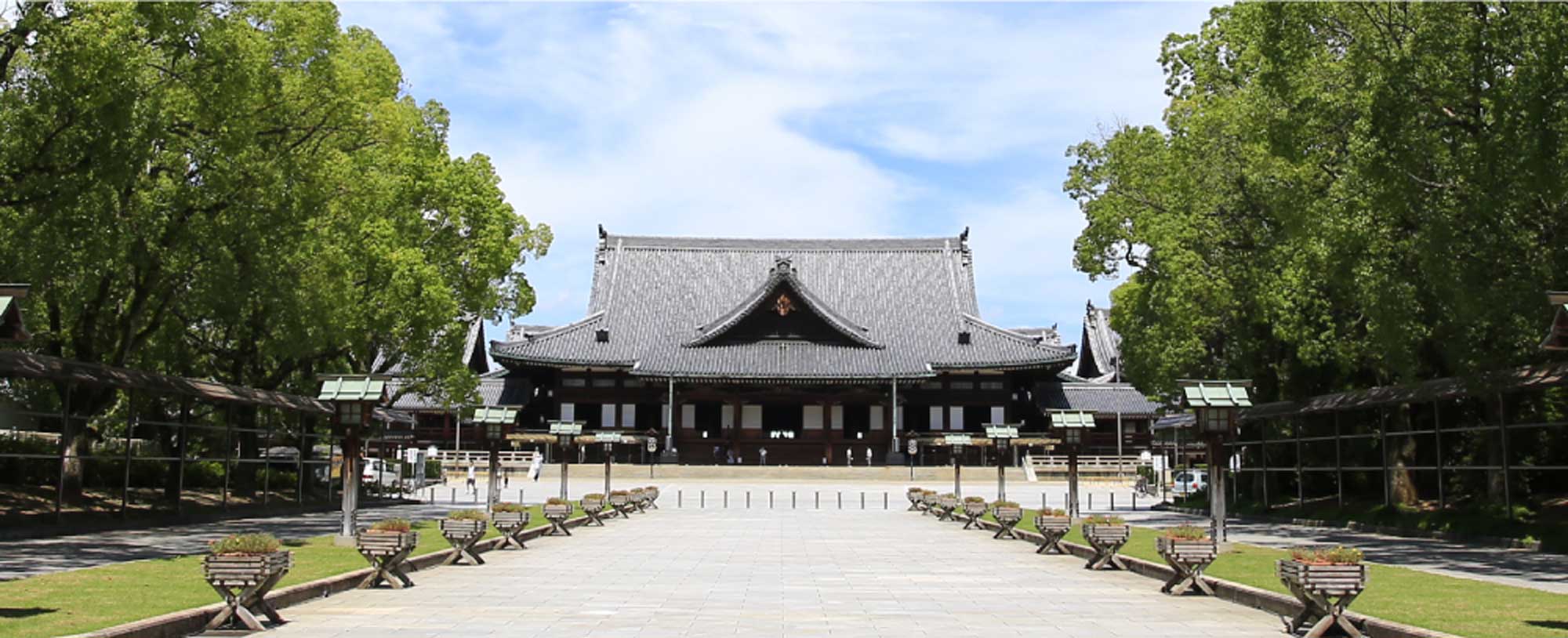 正面から見た神殿
