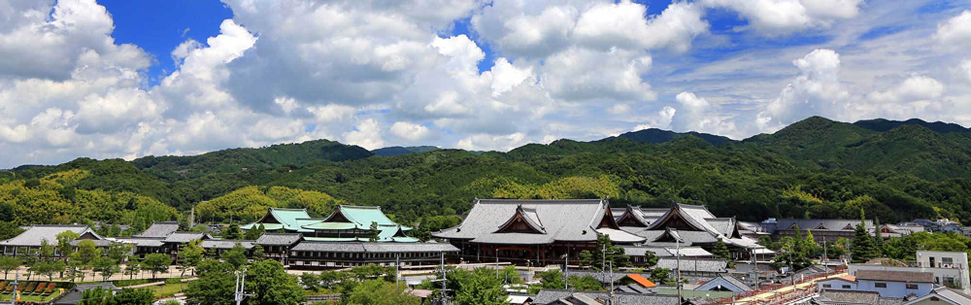 神殿と教祖殿