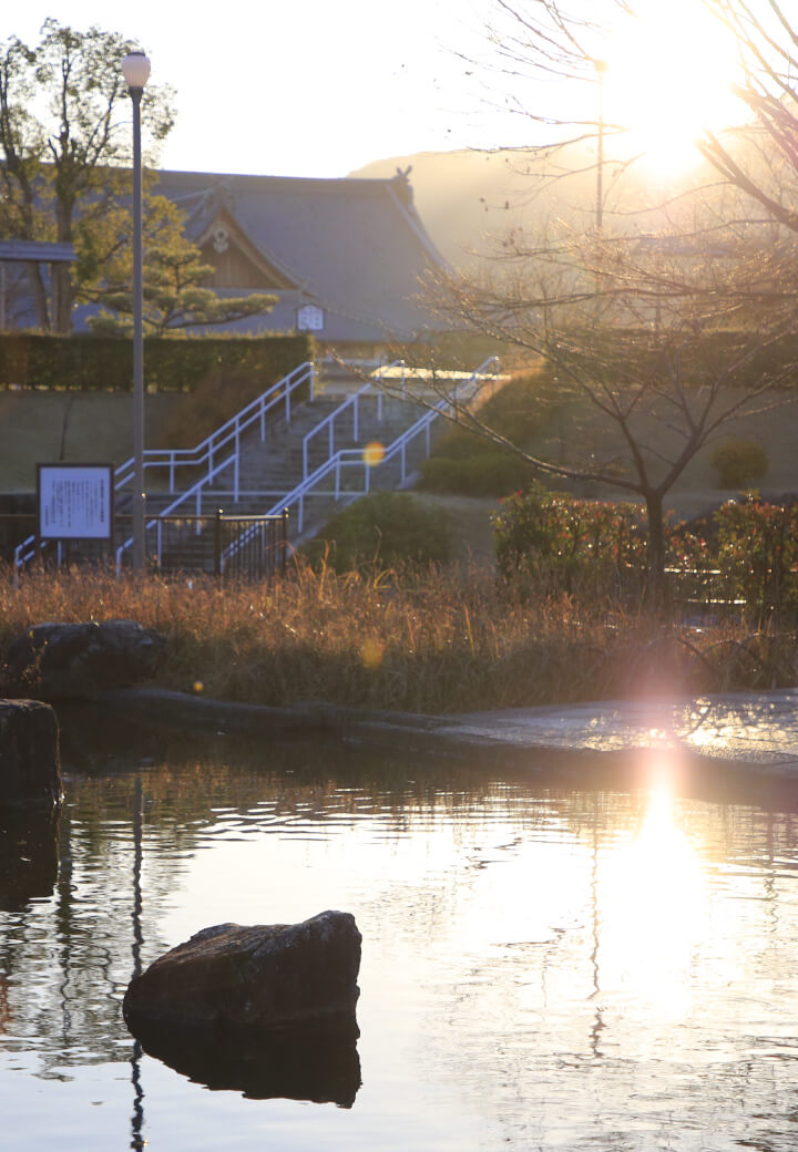 神殿西側・西第1広場<br><ruby><rb>水面</rb><rp></rp><rt>みなも</rt><rp></rp></ruby>に映える朝日