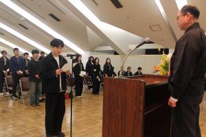 誓いの言葉を述べる学生