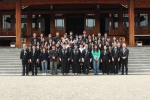 お礼参拝後神殿前にて