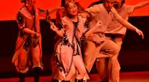 赤い照明の中で、躍動感のあるダンスを披露するファットダンススタジオ天理の出演者