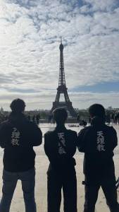 ヨーロッパ青年会パリ分会 はっぴ姿でパリ市内を巡回