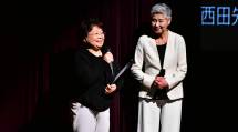 舞台上でインタビューを受ける西田一陽氏