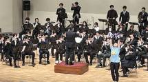「スタッフバンド」のステージでは、入江教区長が指揮を振った