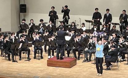 「スタッフバンド」のステージでは、入江教区長が指揮を振った