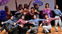 舞台上でポーズを取る、白梅寮生とOGのダンス出演者