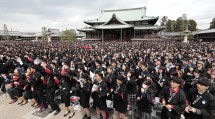 「立教182年 春の学生おぢばがえり」には、全国各地の道の高校生・大学生ら4594人が集まった（3月28日、本部神苑で）