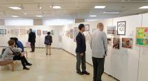 展示された作品を鑑賞する来場者