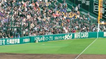 試合後、スタンドを背に整列するナイン（3月28日、阪神甲子園球場で）