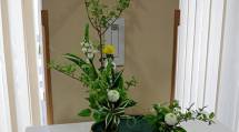 十柱の神様をイメージして制作された、水盤と緑の枝葉を使った生け花