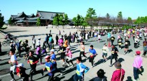 神苑の東筋を走るランナーたち(12月5日)