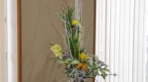 十柱の神様をイメージして制作された、縦に伸びる枝と色とりどりの花を使った生け花