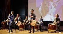 舞台上で和太鼓を演奏するSemilla親里の出演者