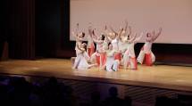 舞台上でポーズを決める天理大学創作ダンス部の出演者