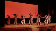 舞台上でダンスパフォーマンスを披露するファットダンススタジオ天理の出演者