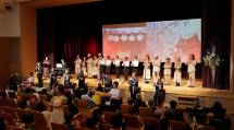 舞台上の出演者と客席の来場者が一緒に盛り上がる、アトラクションのエンディング