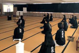 婦人会日本橋支部の総会は各会場に会員が参集した（写真は親里の信者詰所）