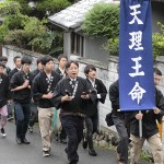 櫻井分会の会員たちは、住宅街で神名流しをした(2015年9月6日、奈良県桜井市内で)