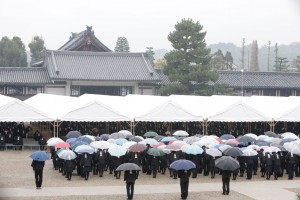 参拝者は、ご遺訓の数々を胸に刻み、陽気ぐらしへ歩みを進める決意を新たにした（2017年11月14日、祖霊殿前で）