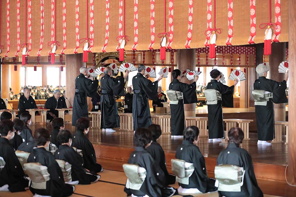 立教183年秋季大祭は、つとめ人衆をはじめ直属教会長や教区長と共に各地の教会長が昇殿し、厳かに勤められた（１０月２６日、本部神殿で）