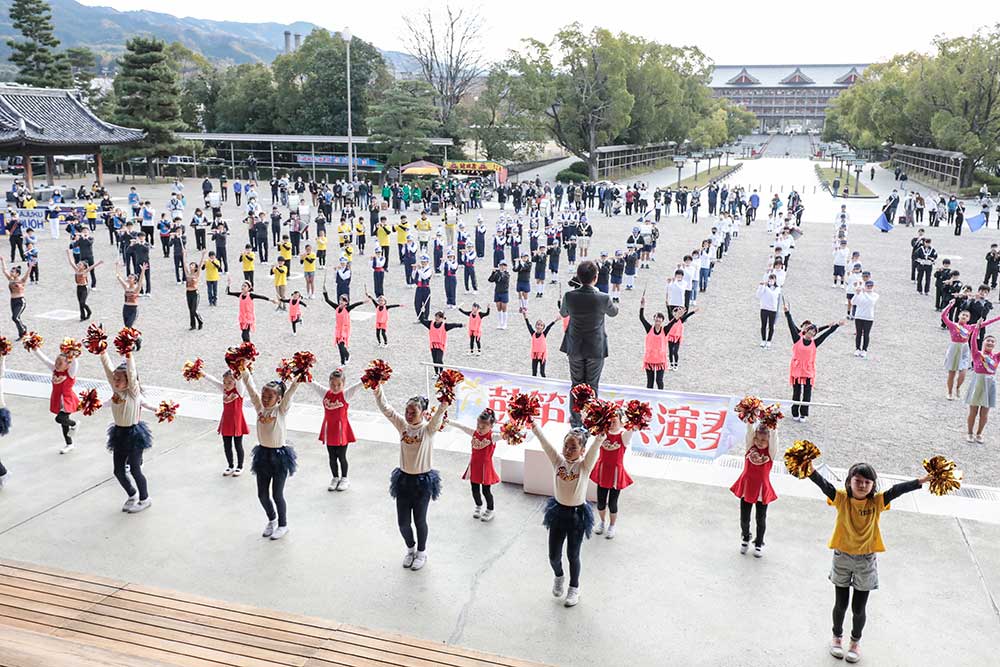 最終日の「特別企画鼓笛お供演奏」では、18団体229人の少年会員が一手一つの演奏を披露した(11月29日、本部神殿南礼拝場前で)