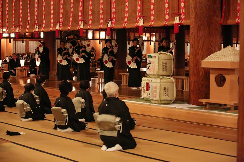 たすけ一条に尽くす決意も新たに、立教184年の本部元旦祭が勤められた(1日、本部神殿で)