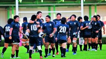 悲願のリーグ制覇を成し遂げ、喜びに沸くフィフティーン（11月4日、近鉄花園ラグビー場で）