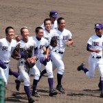 天理高校野球部 甲子園準々決勝 笑顔で観衆にあいさつ