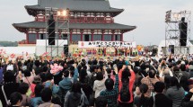 フィナーレを飾る「平城京カーニバル」では、同教区のスタッフもステージ出演した（１１月７日、奈良市の平城宮跡で）