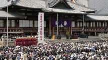 婦人会の第101回総会には、国の内外から約3万5000人の会員が参集した(4月19日、本部中庭で)