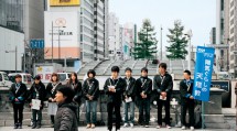 路傍講演に立った受講生たちは、道行く人に信仰の喜びを語りかけた（３月７日、大阪市内で）