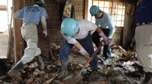 住民の要望に応えて家屋内の土砂などを搬出した（7月16日、岡山県倉敷市真備町で）