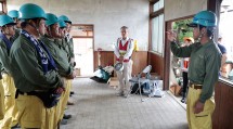 出動前に作業内容を確認する岡山教区隊の隊員たち(7月11日、岡山県総社市下原地区で)