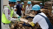 北海道教区隊の隊員たちは、地震の被災地で多岐にわたる作業に従事した(9月12日、北海道厚真町で)