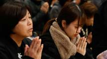 寒空のもと、参拝者は1年のお礼を込め、「みかぐらうた」を唱和した（2024年12月26日）