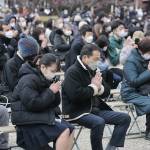 教祖殿前の紅梅がほころぶなか、参拝者は心一つに「みかぐらうた」を唱和した（2月26日）