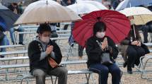 そぼ降る雨のなか、一心に「みかぐらうた」を唱和する参拝者たち（3月26日）