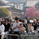 春の陽気のなか、一心に祈りを捧げる参拝者たち(2025年3月26日)
