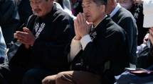 清々しい春の陽気のなか、一心に祈りを捧げる参拝者たち（4月26日）