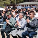 暖かな陽光に包まれるなか、祈りを捧げる参拝者たち（4月26日）