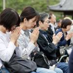 曇り空のもと、参拝者たちは一心に祈りを捧げた(5月26日)