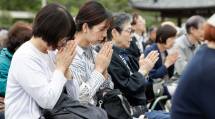 曇り空のもと、参拝者たちは一心に祈りを捧げた(5月26日)