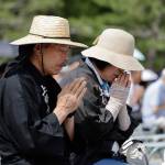 初夏の日差しのなか、参拝者は一心に「みかぐらうた」を唱和した（5月26日）