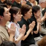梅雨空となったこの日、参拝者は心一つに「みかぐらうた」を唱和した（6月26日）
