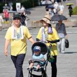 強い日差しが降り注ぐなか、神殿へ向かう参拝者たち（7月26日）