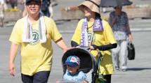 強い日差しが降り注ぐなか、神殿へ向かう参拝者たち（7月26日）