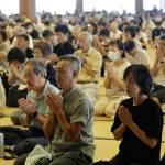 暑さ厳しいなか、一心に祈りを捧げる参拝者たち（7月26日）