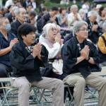 日ごろの感謝を胸に、真剣な祈りを捧げる参拝者（9月26日）