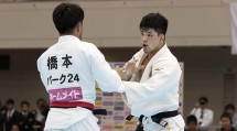 男子73キロ級決勝。大野将平選手（右）は、世界選手権覇者の橋本壮市選手と激しい組み手争いを繰り広げた（4月7日、福岡国際センターで）